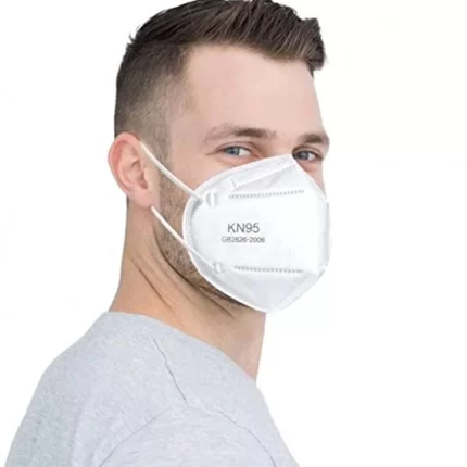 Hombre protegido con KN95